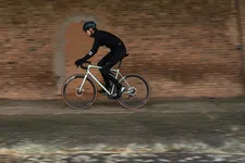 Thumbnail for article: Wanneer kun je 's avonds weer buiten fietsen bij daglicht?