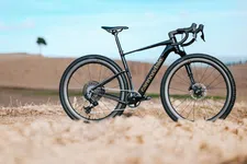Thumbnail for article: Een gravelbike met vering, moet je dat willen?
