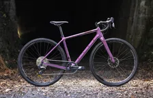 Thumbnail for article: De Kona Libre gravelbike is terug