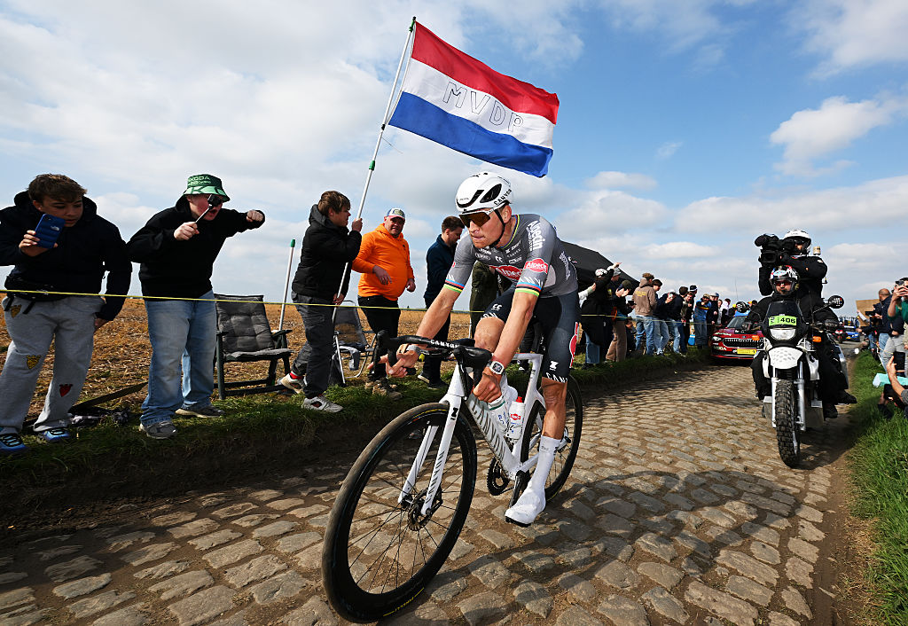Van der Poel wint met Parijs-Roubaix zijn achtste monument