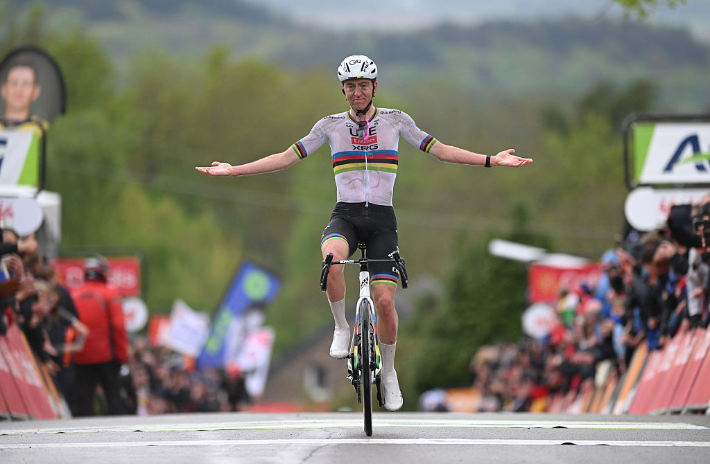 Pogacar oppermachtig op Muur van Huy en wint de Waalse Pijl 2025