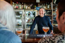 Thumbnail for article: Op bezoek in het Gentse café De Karper van Ronie Keisse