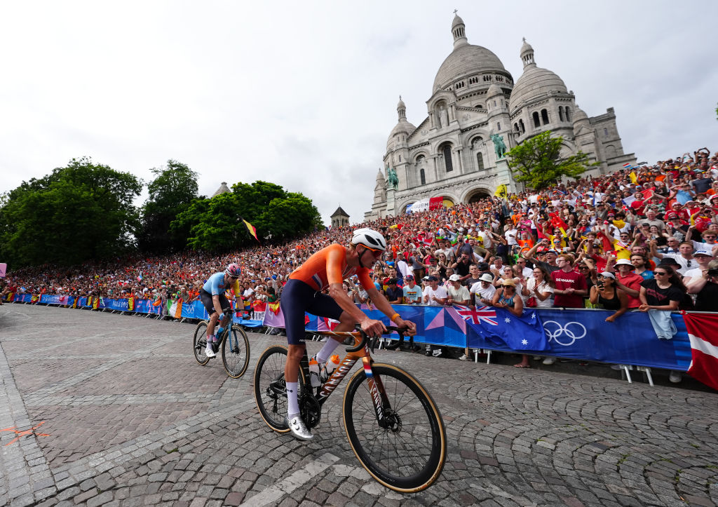 Klim naar Montmartre vlak voor de finish van laatste etappe Tour de France 2025