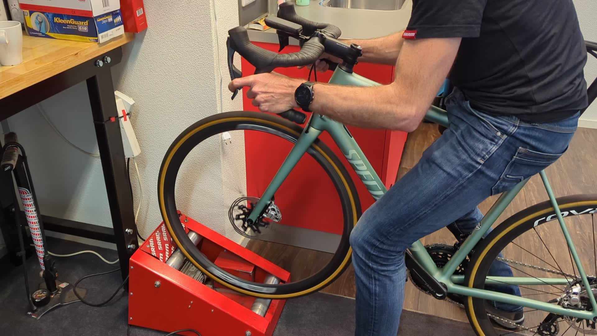 Zo moet je de schijfremmen op je fiets inremmen