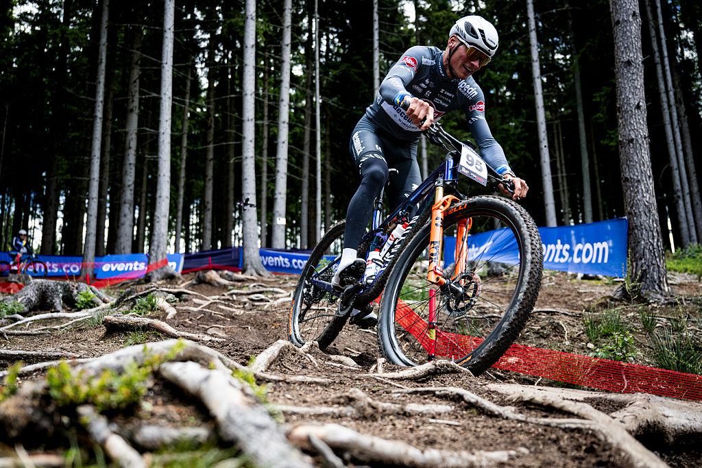 Van der Poel breekt pols in mountainbike-wedstrijd: Tour de France in gevaar?