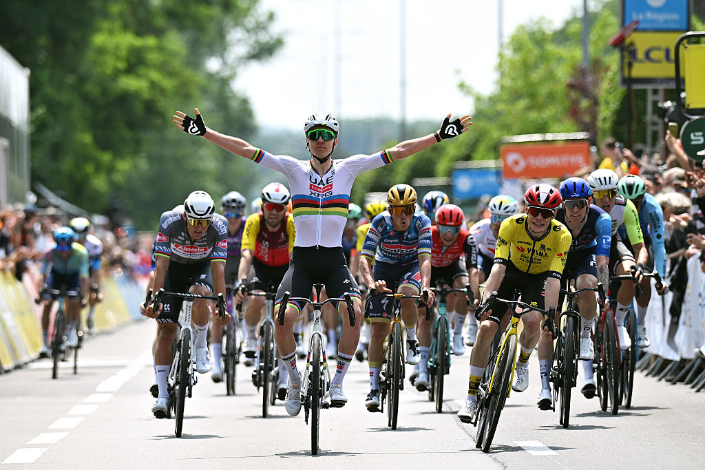 Zinderende start van de Dauphiné: Pogacar klopt Van der Poel, Vingegaard en Evenep