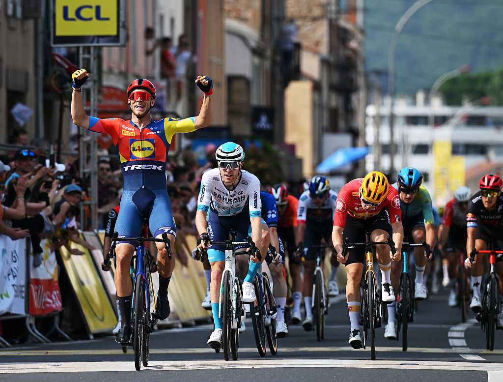 Milan toont klasse in tweede rit Dauphiné, Van der Poel opnieuw op podium