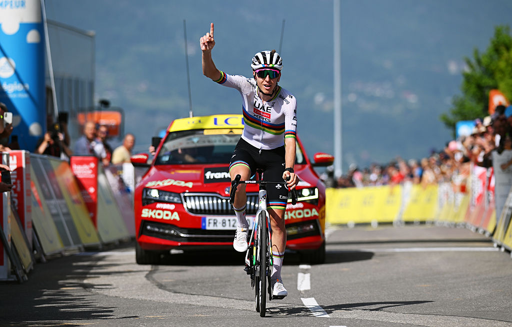 Pogacar verplettert concurrentie in eerste bergetappe Criterium du Dauphine 2025