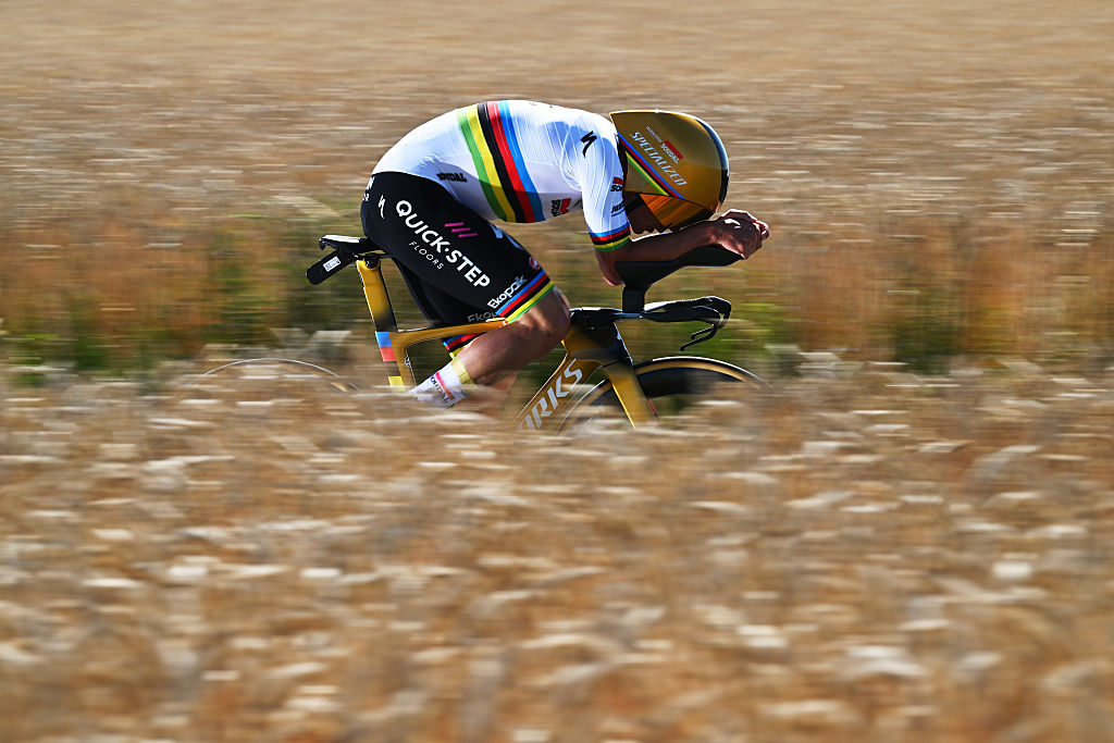 Remco Evenepoel pakt tijd op Pogacar na winst in de tijdrit