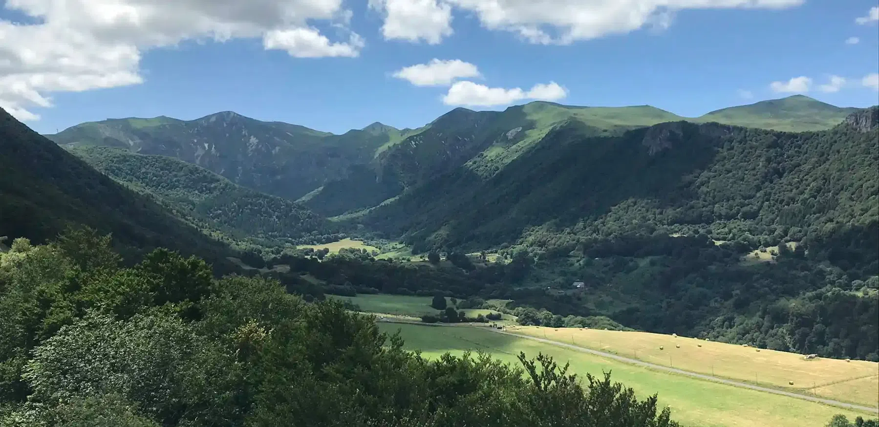 Fietsen door vulkanische Frankrijk: 5 adembenemende routes in de Auvergne