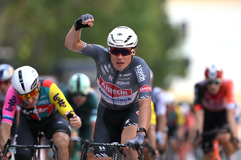 Jasper Philipsen wint sprint in Zaragozza en pakt tweede zege