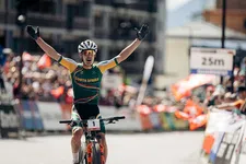 Thumbnail for article: Alan Hatherly wint met overmacht WK Mountainbike 2025, Van der Poel schiet eigen ideaal voorbij