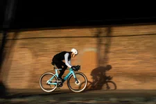 Thumbnail for article: Is fietsen de beste cardio? Zo verhoudt het zich tot hardlopen en zwemmen