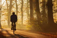 Thumbnail for article: Waarom de herfst het mooiste fietsseizoen is