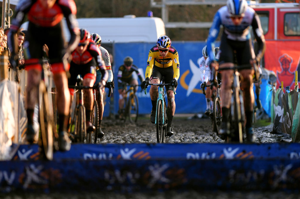 De cross verdwijnt achter de betaalmuur?