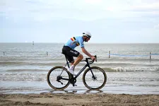 Toon Aerts Europees kampioen veldrijden op een wegfiets