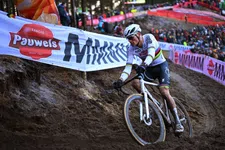 Thumbnail for article: Het patatje van Mathieu van der Poel: vloeken in de kerk of gewoon slim herstel?