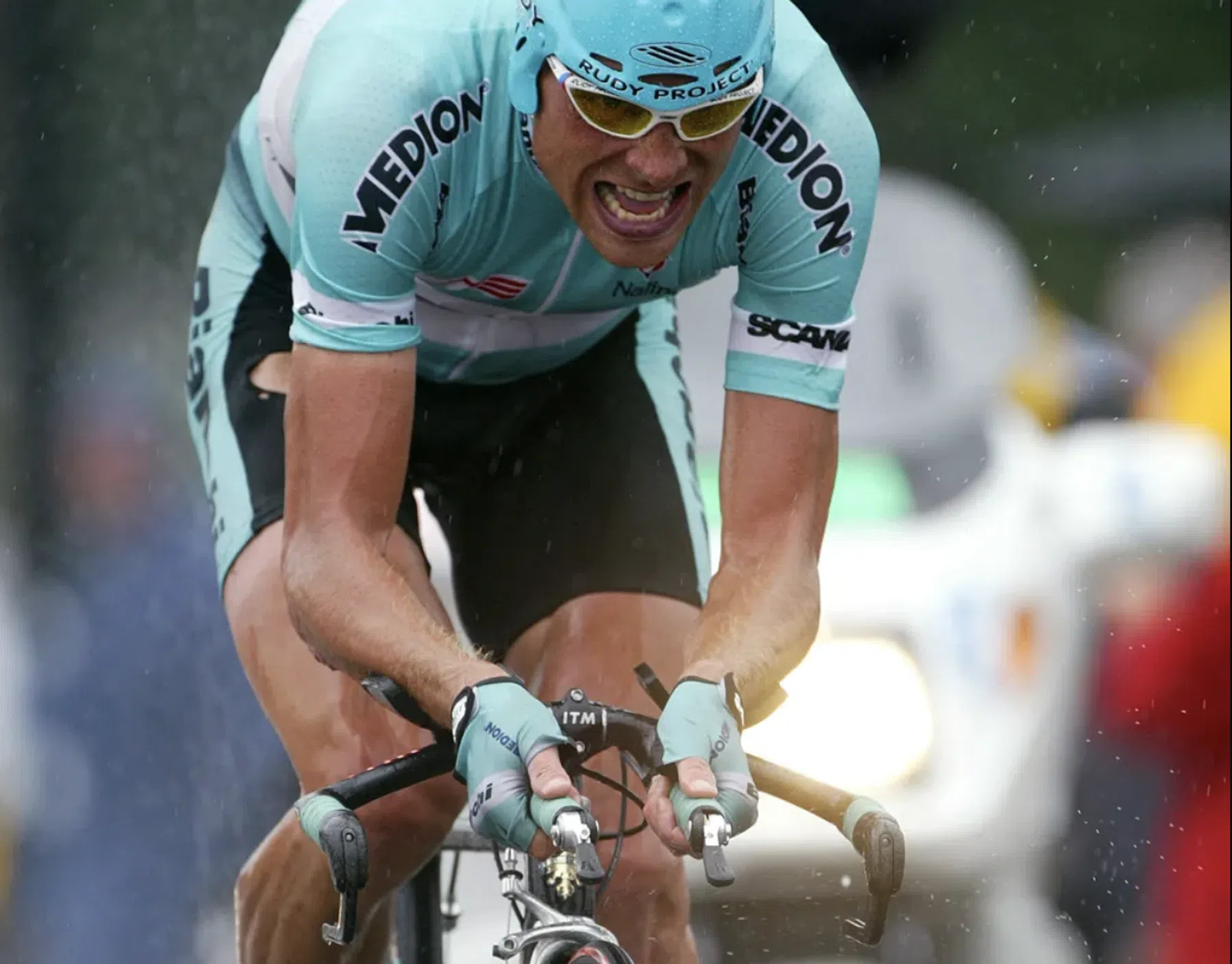 Moet ik voor meer snelheid mijn stuur hoger of lager zetten?