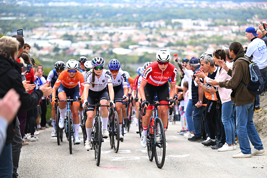 Gezondheid rensters centraal: oproep voor verplichte medische screening bij vrouwe