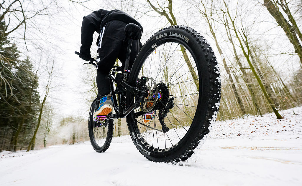 Ga fietsen in de sneeuw! Maar wees lief voor je fiets