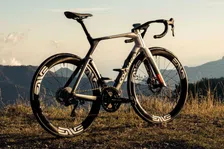 Thumbnail for article: Moet de UCI WorldTour-fietsen verbieden voor de massa?