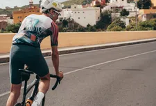 Thumbnail for article: Wat gebeurt er als je alleen maar staand op de pedalen traint?