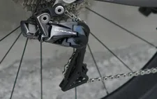 Thumbnail for article: De kwetsbare held van de koers: hoe lang houden we de derailleur nog?