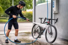 Thumbnail for article: Zo was je je fiets bij een tankstation zonder hem te beschadigen