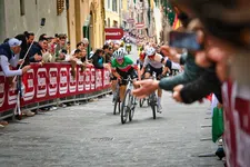 Thumbnail for article: Foto van de week: Chaos en spektakel in de Strade Bianche Donne