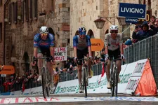 Thumbnail for article: Waarom Mathieu van der Poel weigert de smallere stuurtrend te volgen