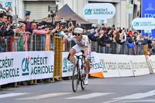 Thumbnail for article: Tadej Pogacar wint Milaan-Sanremo na thriller: wereldkampioen klopt Pidcock 