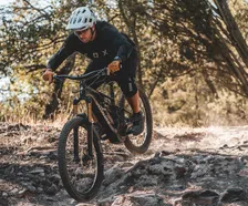 Thumbnail for article: Waarom een mountainbike helm wel verschilt van je racefiets helm