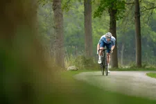 Thumbnail for article: Wie wint van de wind? Waarom sommige renners er doorheen snijden