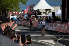 Thumbnail for article: Evenepoel pakt revanche in Amstel Gold Race na titanenduel met Skjelmose