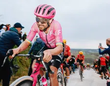 Thumbnail for article: POC lanceert nieuwe EF Pro Cycling Cytal Limited Edition helm