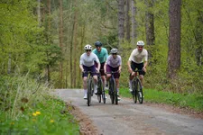 Thumbnail for article: De grote zomer fietskledingtest 2026: 40 fietsshirts en fietsbroeken getest