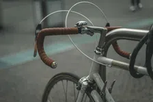 Thumbnail for article: De accessoire die elke wielrenner negeerde (maar eigenlijk al jaren verplicht was)