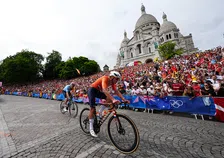 Thumbnail for article: Op Pinksterdag rijdt God mee in het peloton