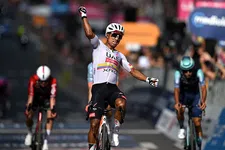 Thumbnail for article: Jhonatan Narvaez wint 4e etappe Giro d'Italia 2026 na zinderende etappe