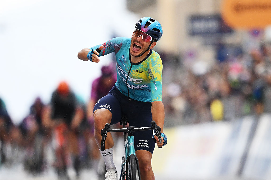 Davide Ballerini wint etappe 6 giro 2026 na val van Groenewegen in laatste bocht