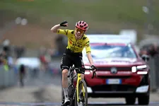 Jonas Vingegaard wint solo op de Blockhaus etappe 7 Giro d'Italia 2026