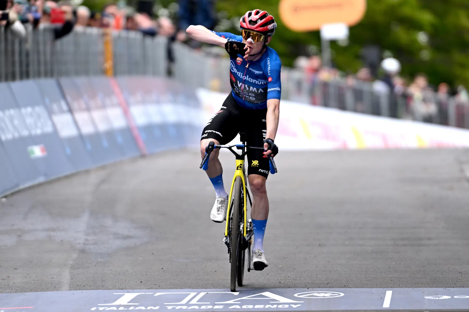 Jonas Vingegaard rijdt naar tweede ritzege in 9e etappe giro 2026