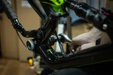 Thumbnail for article: Waarom moderne racefietsen steeds moeilijker zelf te repareren zijn
