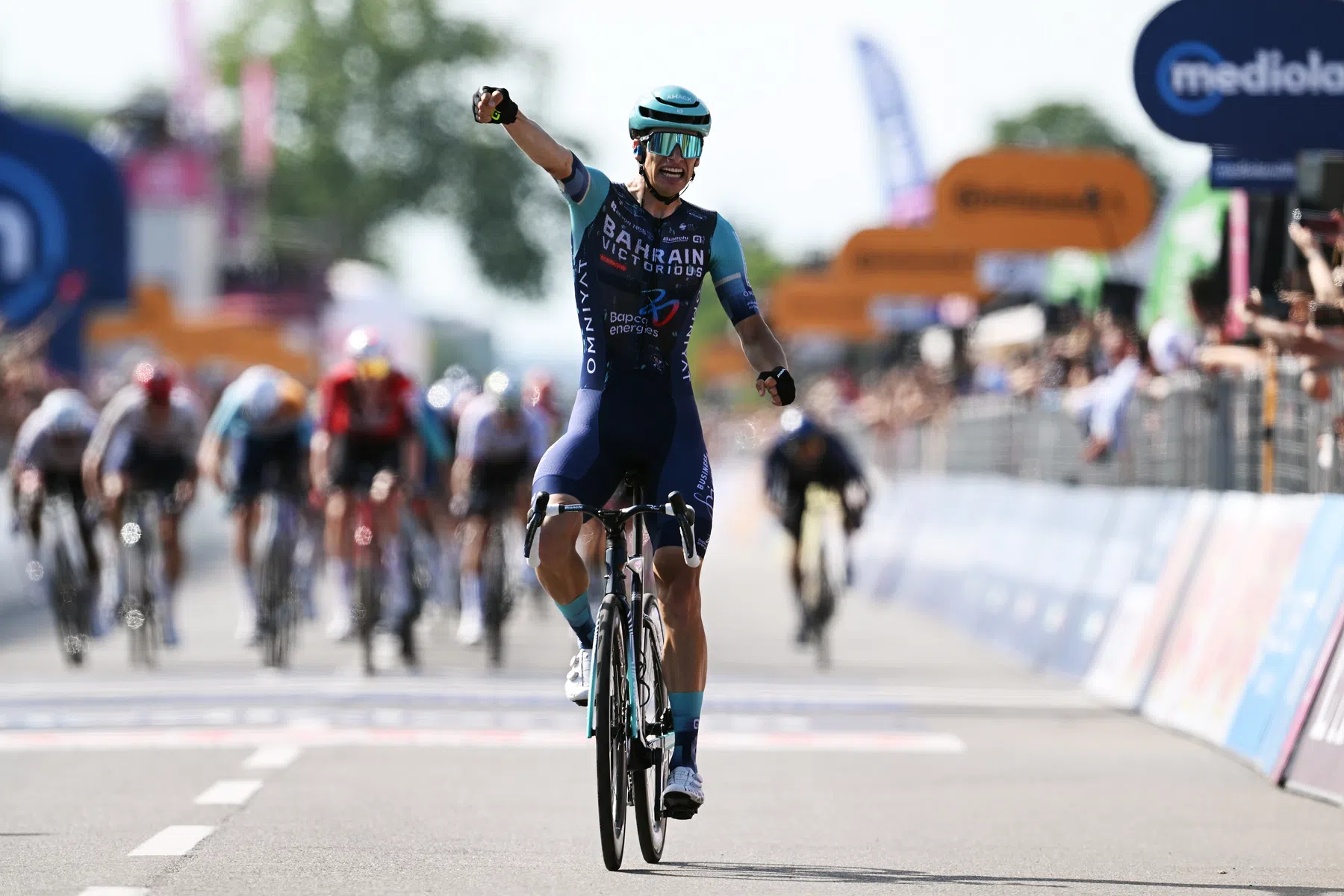 Alec Segaert wint na late uitval verrassend etappe 12 Giro d'Italia 2026