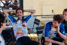 Thumbnail for article: Q36.5 toont Gregarius Pro Team Gelato-shirt tijdens Giro-rustdag