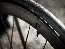 Thumbnail for article: Waarom je tubeless banden langzaam leeg lopen