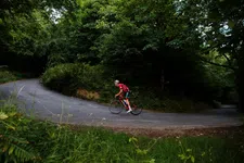 Thumbnail for article: Sneller klimmen op de fiets? Deze 3 krachtoefeningen maken direct verschil