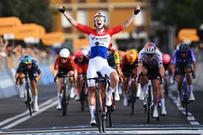 Thumbnail for article: Wiebes opent Giro d’Italia Women 2026 met machtige sprintzege en eerste roze trui