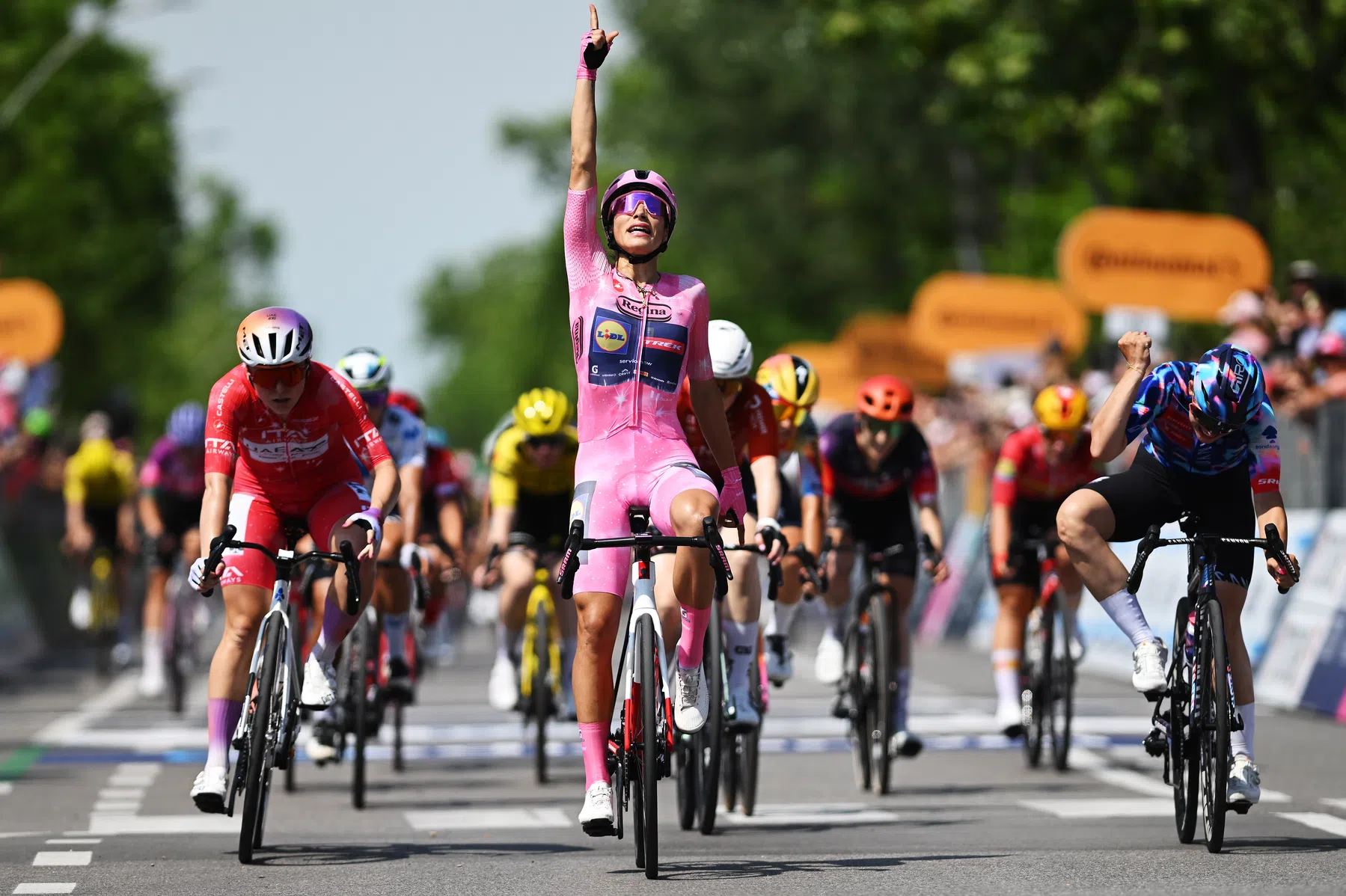 Elisa Balsamo sprint in roze trui naar winst etappe 2 Giro d'Italia Women