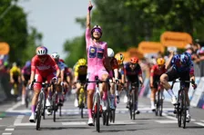 Thumbnail for article: Elisa Balsamo sprint in roze trui naar winst etappe 2 Giro d'Italia Women